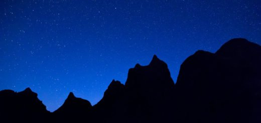 Blue Hour : The Magic Moment Between Dark and Light